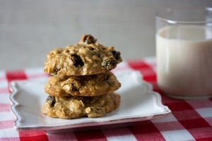 Chewy Vegan Oatmeal Raisin Cookies
